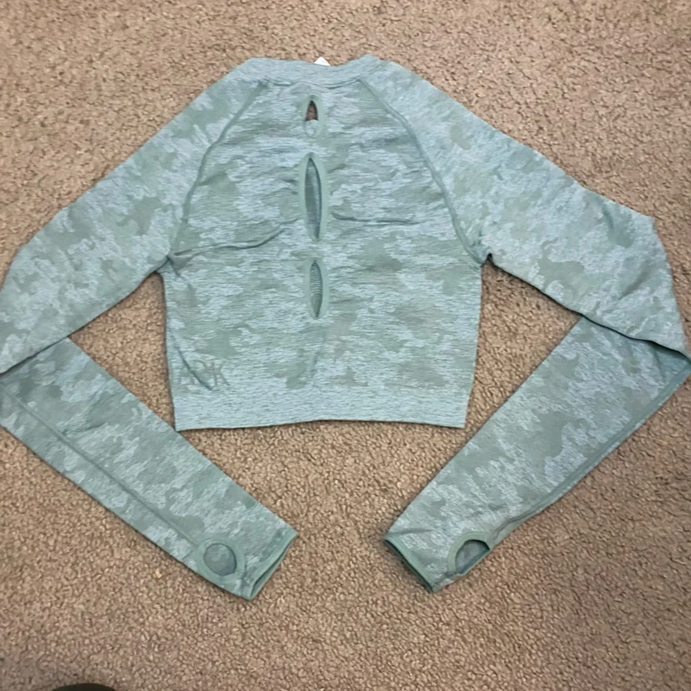 Gymshark Adapt Camo Seamless Long Sleeve Crop Top in green size S - Picture 3 of 3